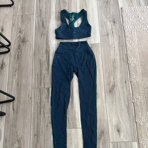 SPORTBODY® GYM BRA AND STRIPE LEGGINGS in Bermuda